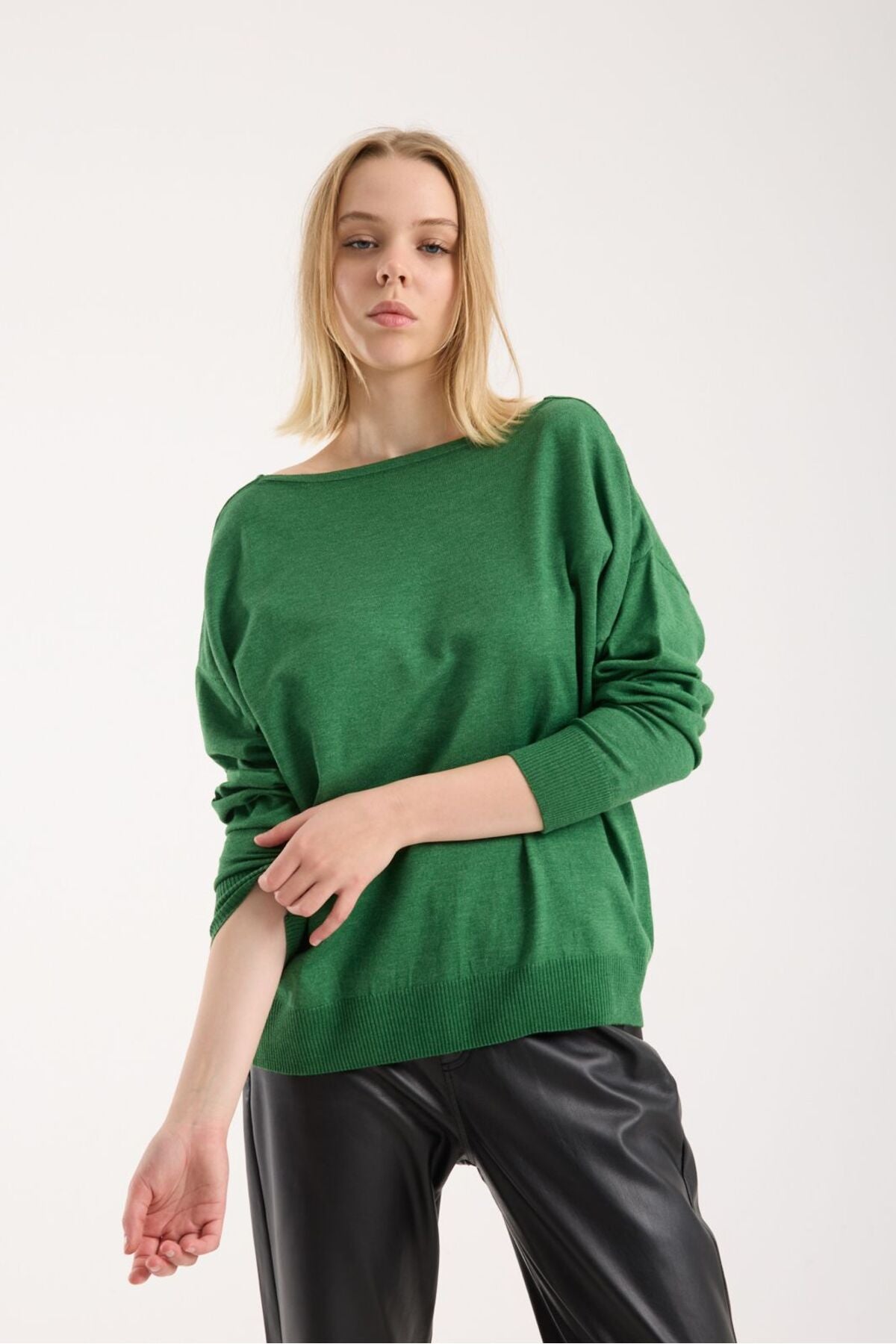 Kadın triko kazak yumuşak doku kayık yaka sırt dekolteli basic 3550