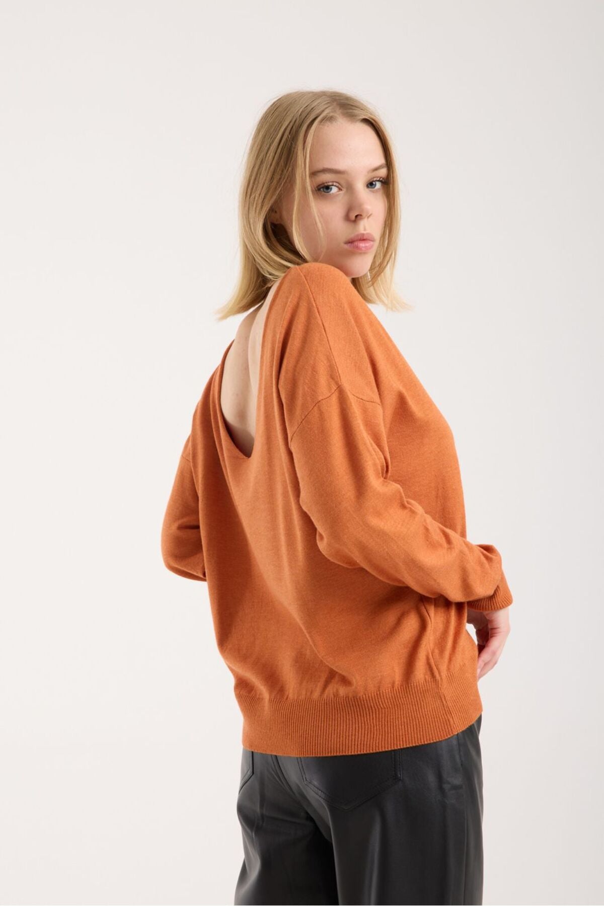 Kadın triko kazak yumuşak doku kayık yaka sırt dekolteli basic 3550