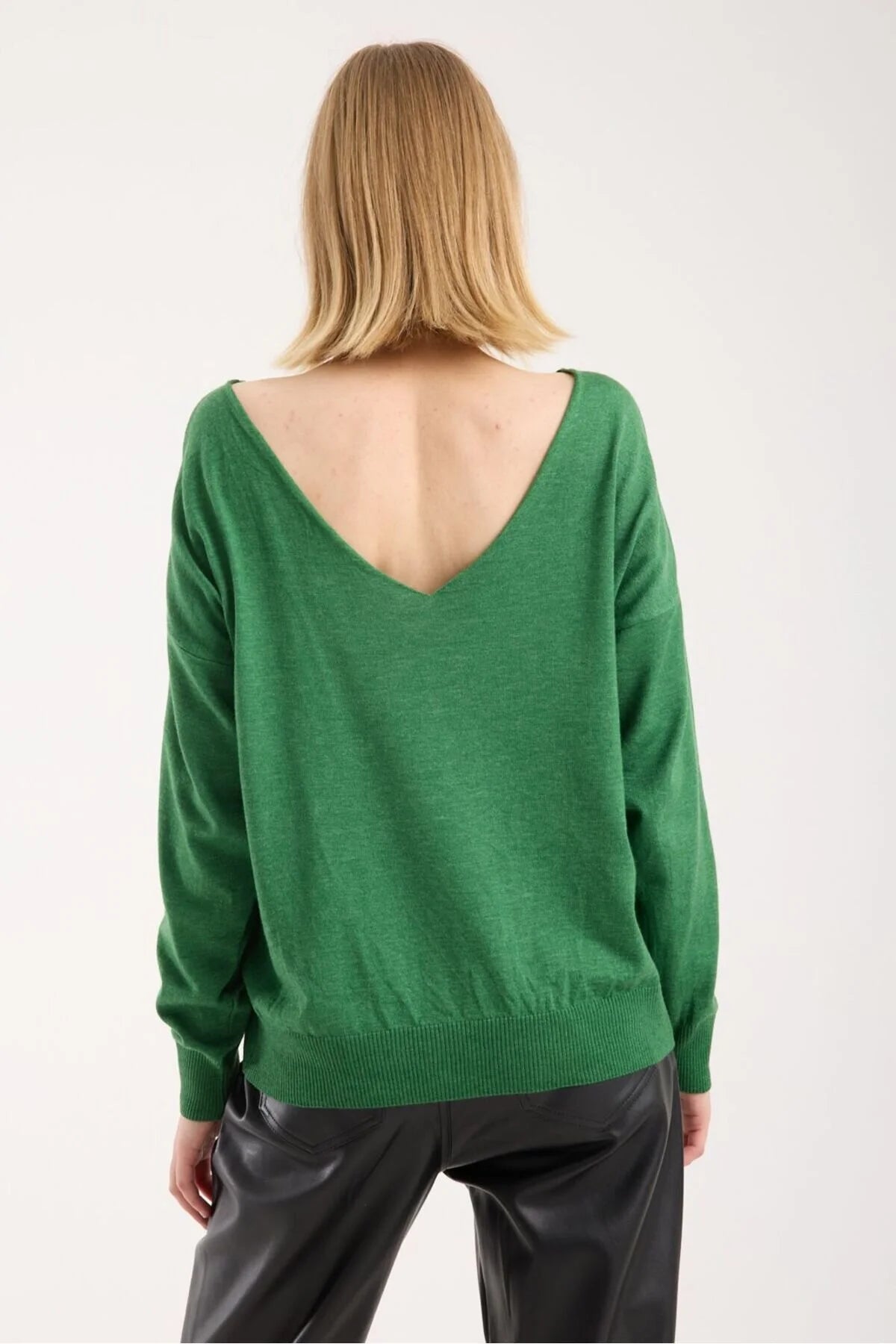 Kadın triko kazak yumuşak doku kayık yaka sırt dekolteli basic 3550