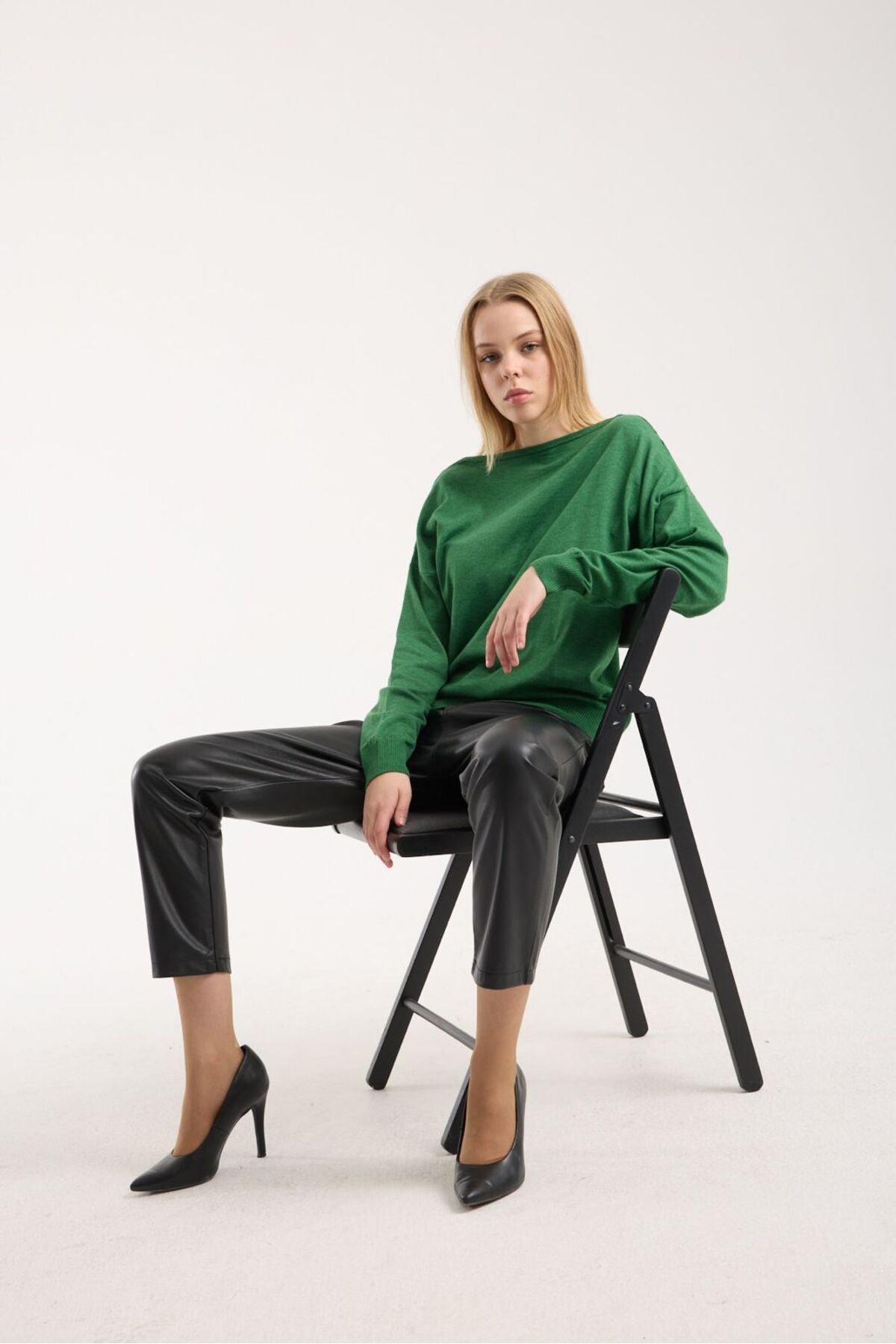 Kadın triko kazak yumuşak doku kayık yaka sırt dekolteli basic 3550