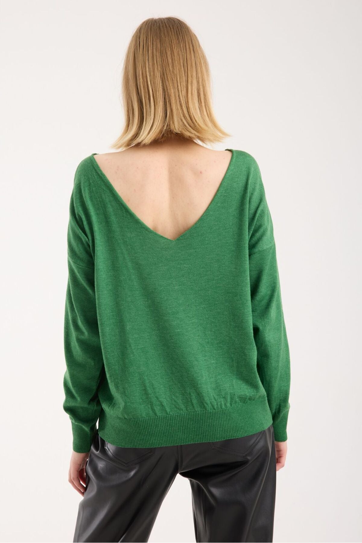 Kadın triko kazak yumuşak doku kayık yaka sırt dekolteli basic 3550