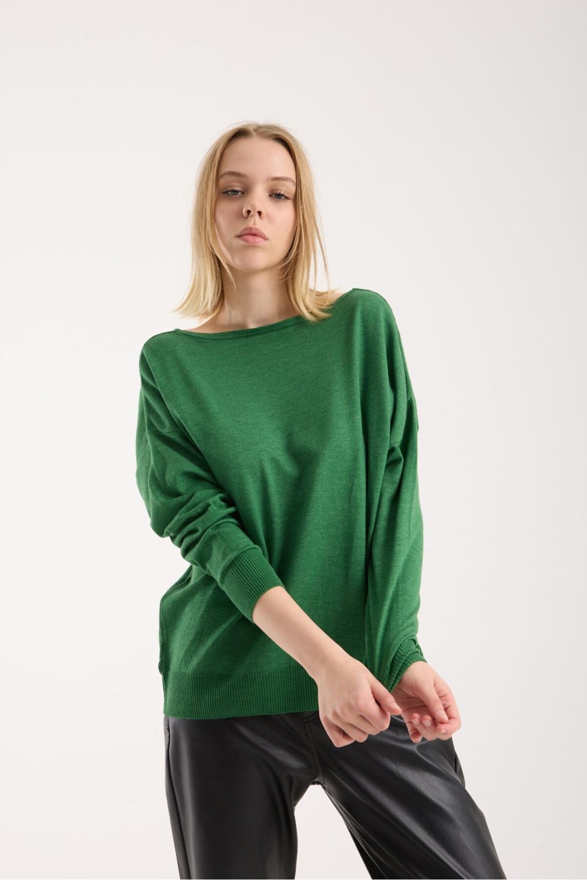 Kadın triko kazak yumuşak doku kayık yaka sırt dekolteli basic 3550