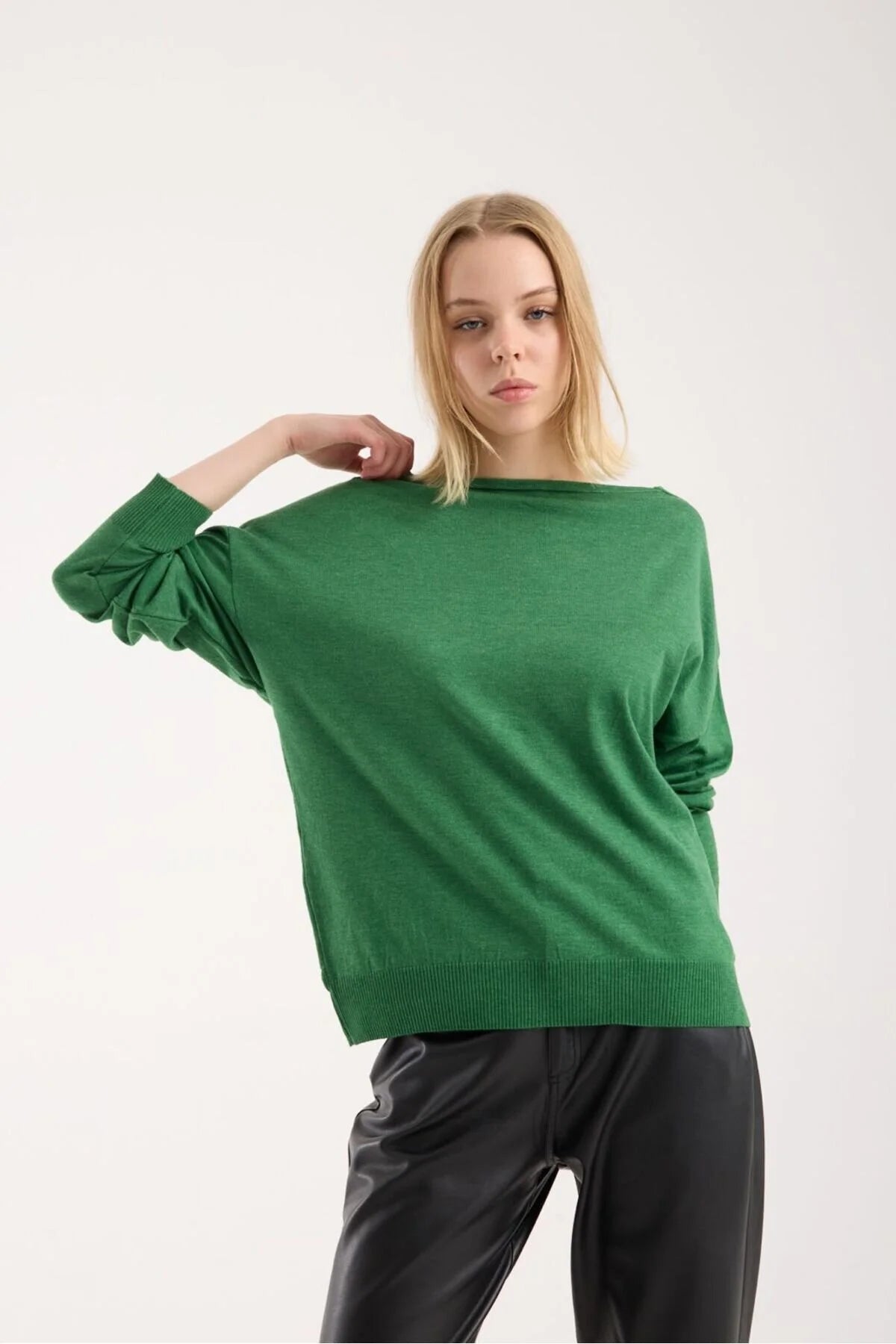 Kadın triko kazak yumuşak doku kayık yaka sırt dekolteli basic 3550